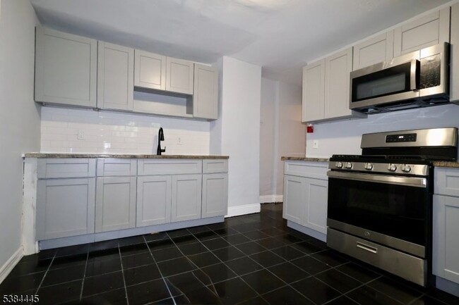 105 Hanford St, Unit 1 in Newark, NJ - Building Photo - Building Photo