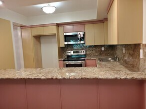 4200 Laurel Canyon Blvd, Unit 102 in Studio City, CA - Building Photo - Building Photo