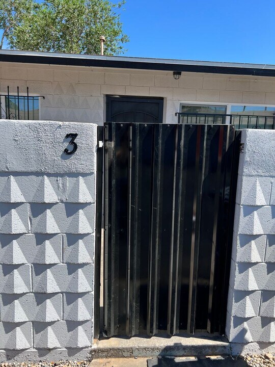 305 Charleston St SE in Albuquerque, NM - Foto de edificio