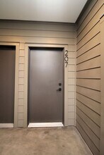 8417 SW 24th Ave, Unit 207 in Portland, OR - Building Photo - Building Photo