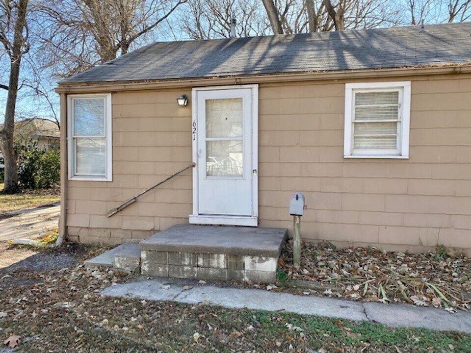 611 N Meridian Ave in Valley Center, KS - Building Photo