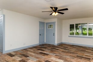 811 Matchett St, Unit B in Brenham, TX - Building Photo