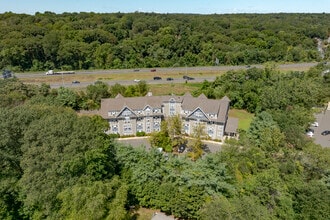 Huntington Place in Trumbull, CT - Foto de edificio - Building Photo