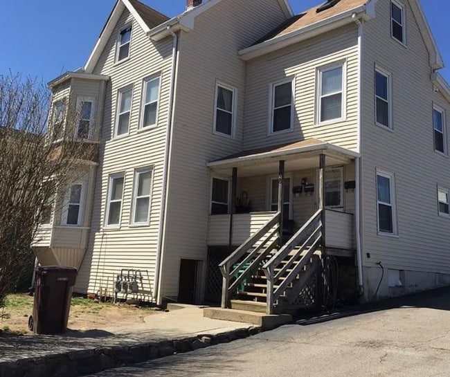608 Wood Ave, Unit 1 in Woonsocket, RI - Foto de edificio - Building Photo