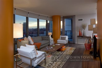 330 W Grand Ave in Chicago, IL - Building Photo - Building Photo