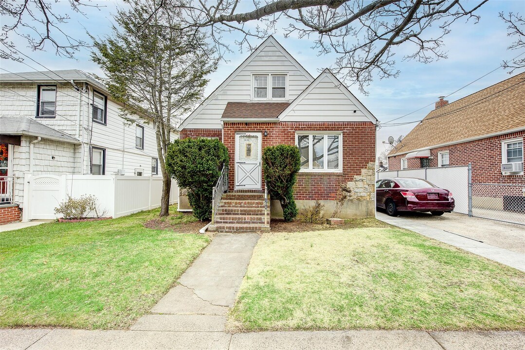 85-20 264th St in Queens, NY - Building Photo