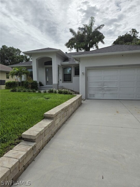 1334 Center Ln in Naples, FL - Building Photo