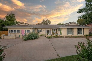 2509 Wooded Acres Dr in Waco, TX - Building Photo