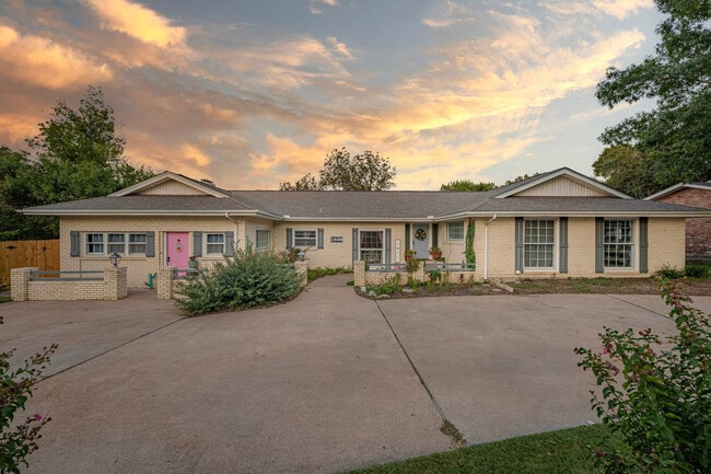 2509 Wooded Acres Dr