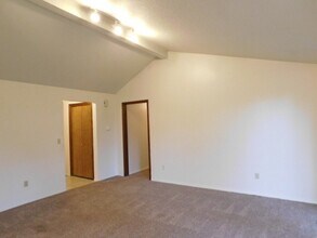 2059 Waln Creek Dr S in Salem, OR - Building Photo - Building Photo