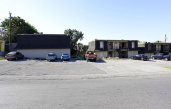 Gardina Courts in San Antonio, TX - Building Photo - Building Photo