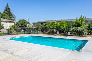 Meadowbrook Apartments in Reedley, CA - Building Photo