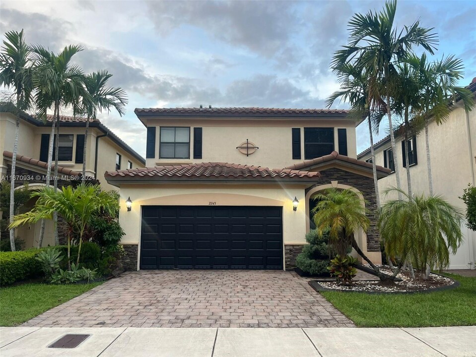 3345 W 86th Terrace in Hialeah, FL - Foto de edificio