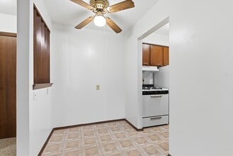 Meadow Ridge Apartments in Waterloo, IA - Building Photo - Building Photo