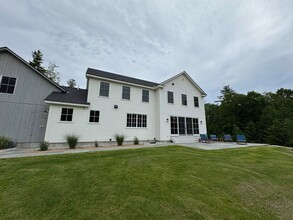 81 Pine Tree Ln in Manchester, VT - Building Photo - Building Photo