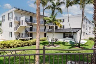Sunset Palms in Hollywood, FL - Building Photo