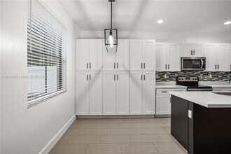 4859 NW 55th Pl in Tamarac, FL - Foto de edificio - Building Photo
