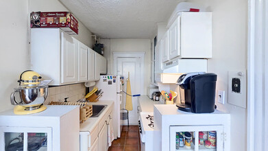 112 Columbia St, Unit 1 BED 1 BATH CLEAN in Brookline, MA - Building Photo - Building Photo