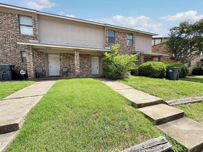 1026 Southmoor Dr in Arlington, TX - Foto de edificio - Building Photo