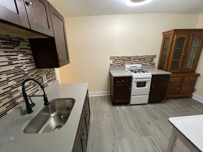 5548 Avondale Pl, Unit 3rd floor