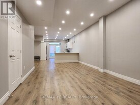 127 Wildwood Ave in Richmond Hill, ON - Building Photo