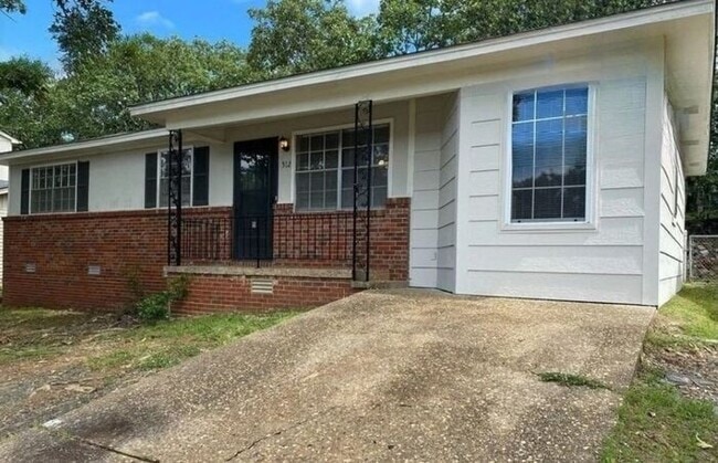 property at 512 Lindenhurst Dr