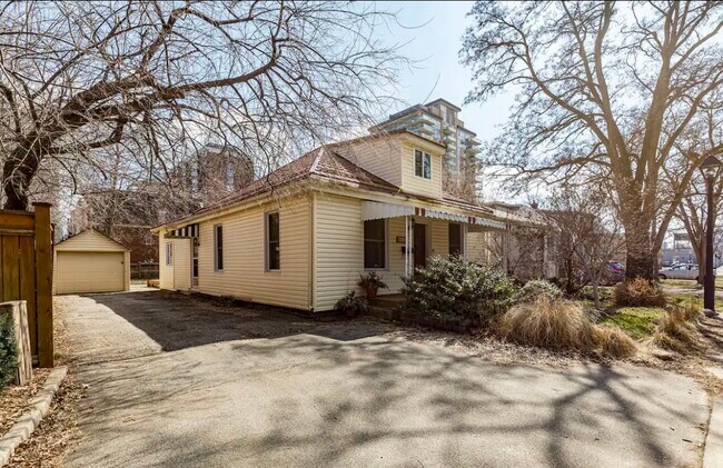 2052 Caroline St in Burlington, ON - Building Photo - Building Photo