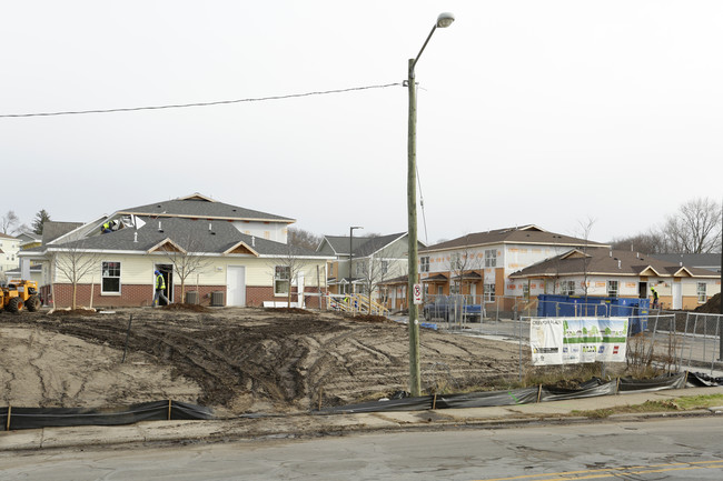 Creston Plaza Apartments in Grand Rapids, MI - Building Photo - Building Photo