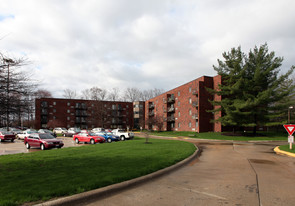 Lawrence Saltis Plaza Apartamentos