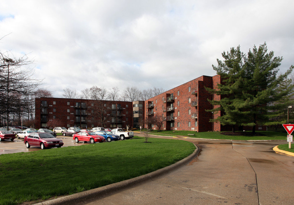 Lawrence Saltis Plaza in Stow, OH - Foto de edificio