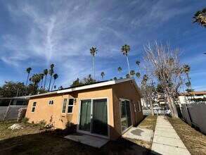 20352 Sherman Way in Winnetka, CA - Foto de edificio - Building Photo