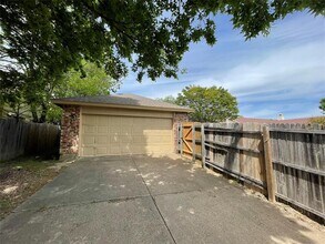 1052 Twin Falls Dr in Desoto, TX - Building Photo - Building Photo