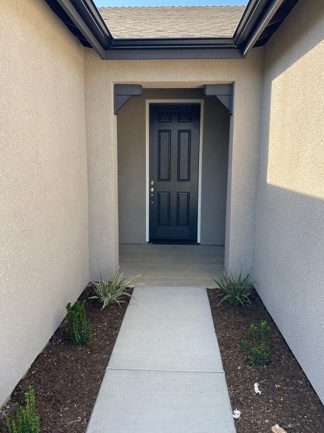 2143 Tamworth Ave in Tulare, CA - Building Photo - Building Photo