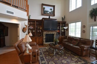 7036 Val Monte Dr in Guntersville, AL - Foto de edificio - Building Photo