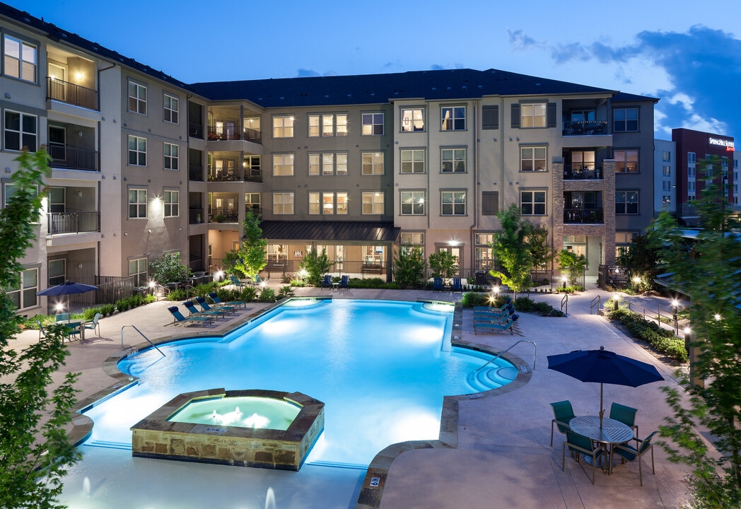 McDermott 55 in Plano, TX - Foto de edificio