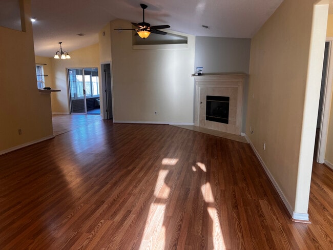 8080 Castle Pointe Way in Pensacola, FL - Foto de edificio - Building Photo