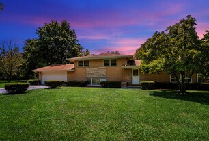 14322 McCarthy Rd in Lemont, IL - Building Photo