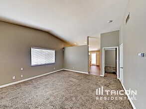 6125 Daisy Petal St in Las Vegas, NV - Building Photo - Building Photo