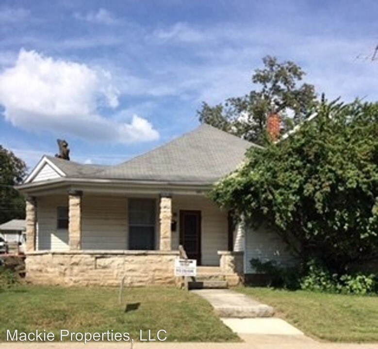321 E 10th St in Bloomington, IN - Building Photo