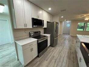 221 18th Ave NW in Naples, FL - Building Photo - Building Photo