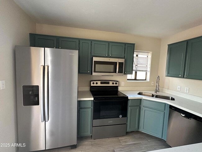 15650 N 19th Ave in Phoenix, AZ - Building Photo - Building Photo