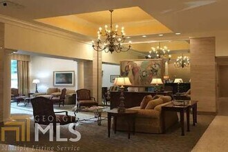 300 W Peachtree St NW in Atlanta, GA - Foto de edificio - Building Photo