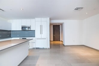 88 SW 7th St, Unit # 1004 in Miami, FL - Building Photo - Building Photo