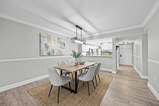 3716 Whitehall Dr, Unit 405 in West Palm Beach, FL - Foto de edificio - Building Photo