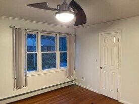 58 Rockland St, Unit 1 in Canton, MA - Foto de edificio - Building Photo