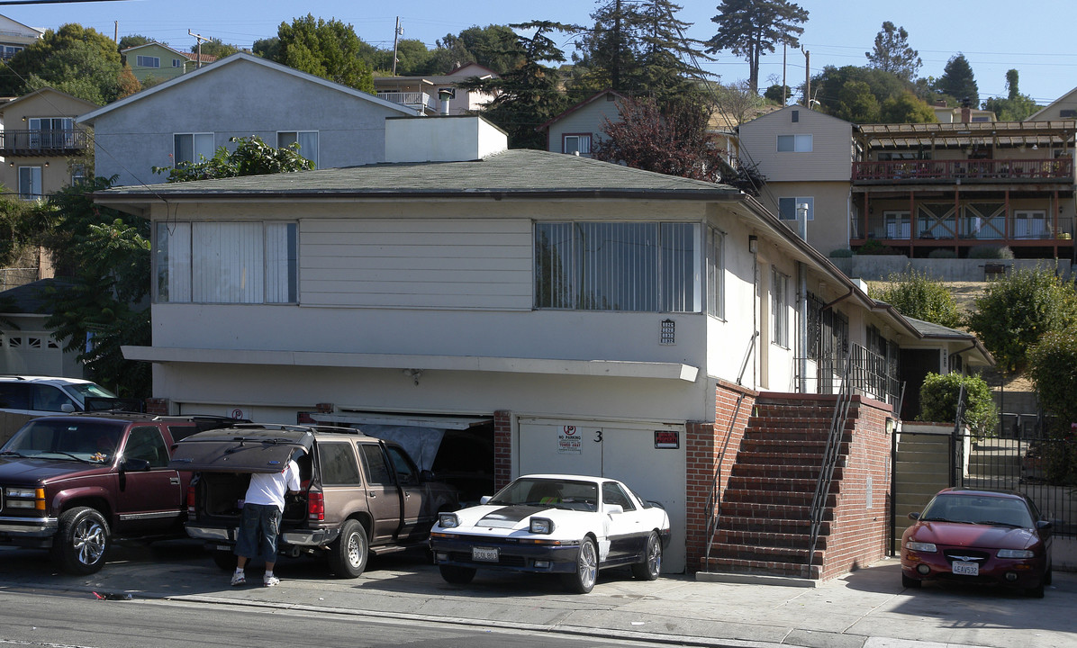 8826 MacArthur Blvd in Oakland, CA - Foto de edificio