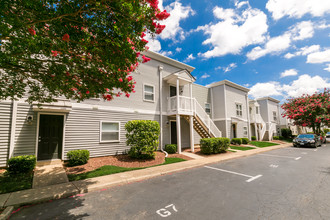 Dundale Square in Norfolk, VA - Building Photo - Building Photo