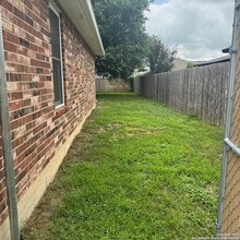 103 WindCrest in Floresville, TX - Foto de edificio - Building Photo