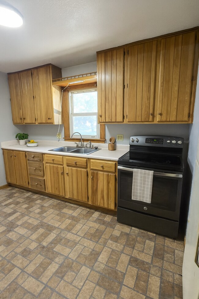 836 Knoll Ave in Waterloo, IA - Foto de edificio - Building Photo