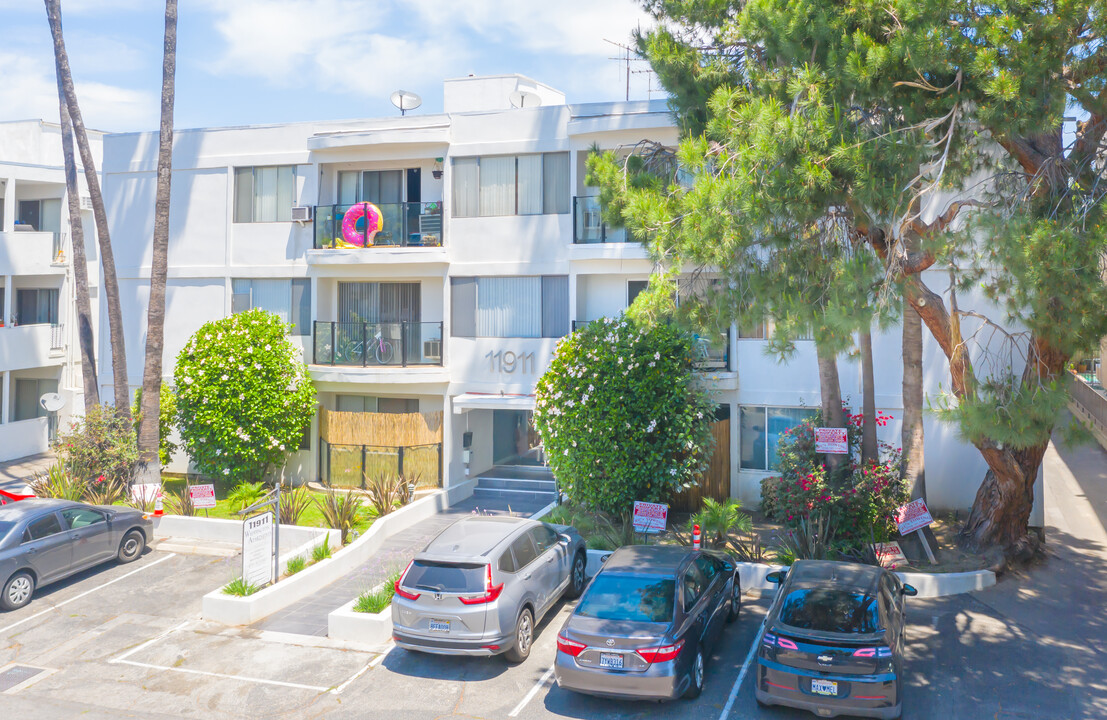 Weddington Mid-Rise in Valley Village, CA - Building Photo